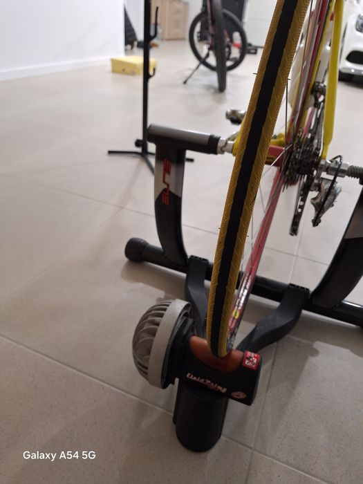 Bicicleta de estrada marca Giante com rolo .