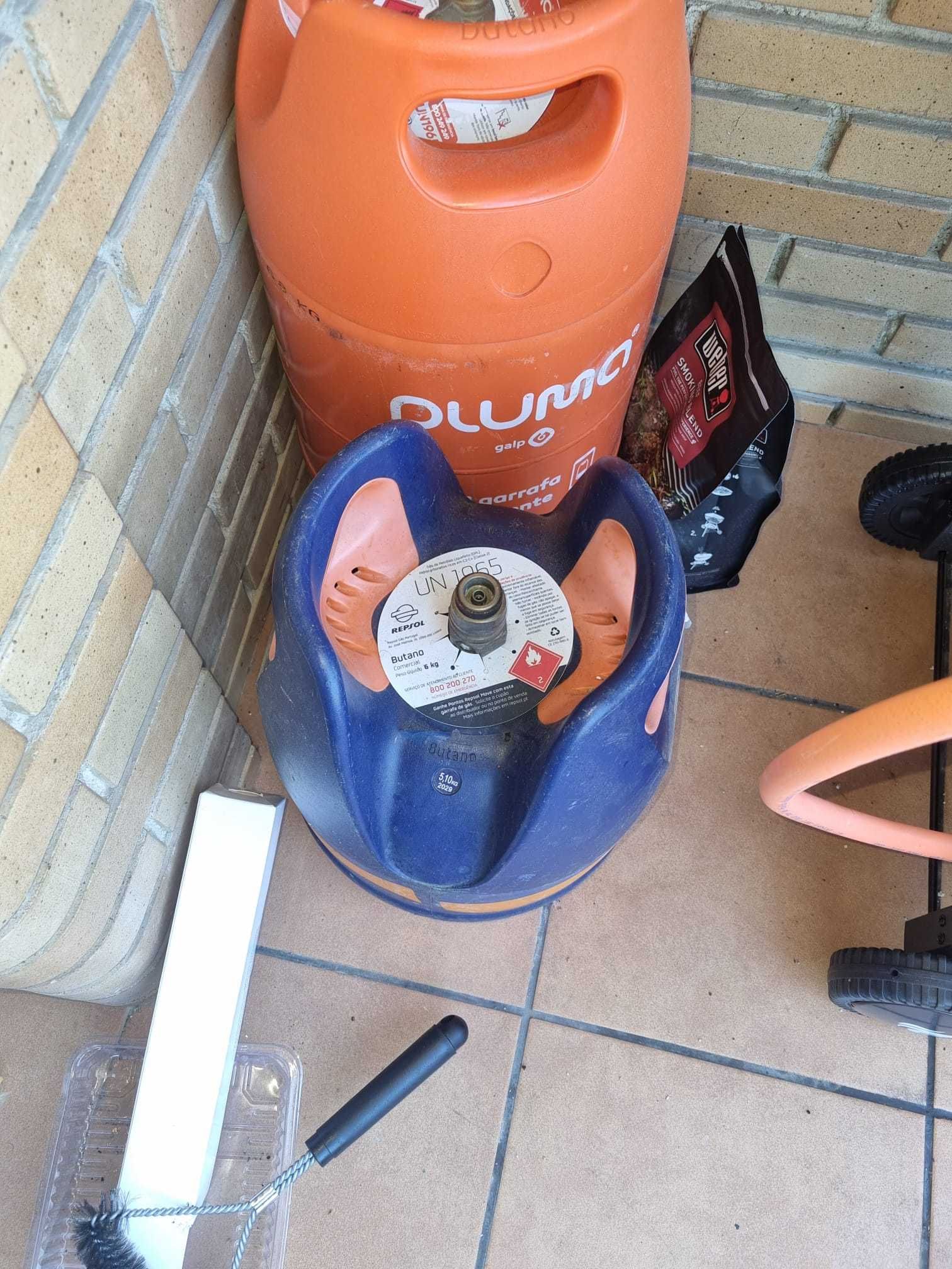 Grelhador a gás três bocas, duas botijas e acessórios