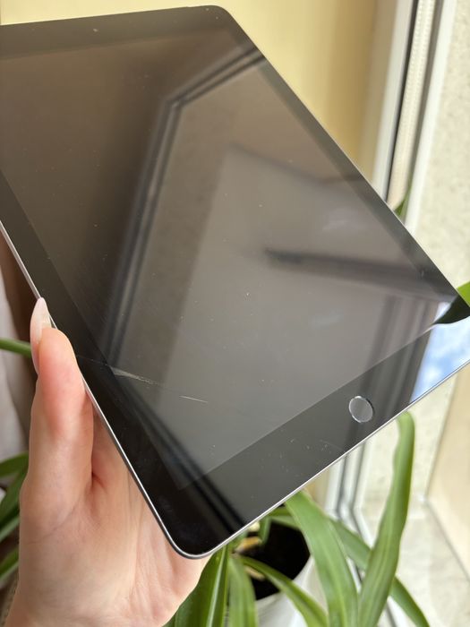 Планшет Apple iPad 9.7" (6th Gen)(32 GB) Wi-Fi+ LTE