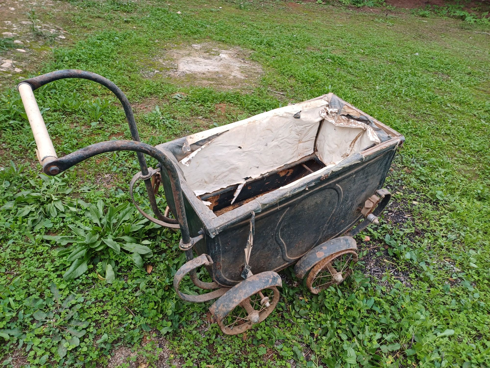 Carrinho de bebé muito antigo para restauro