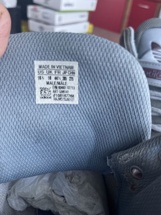 Adidas кросівки