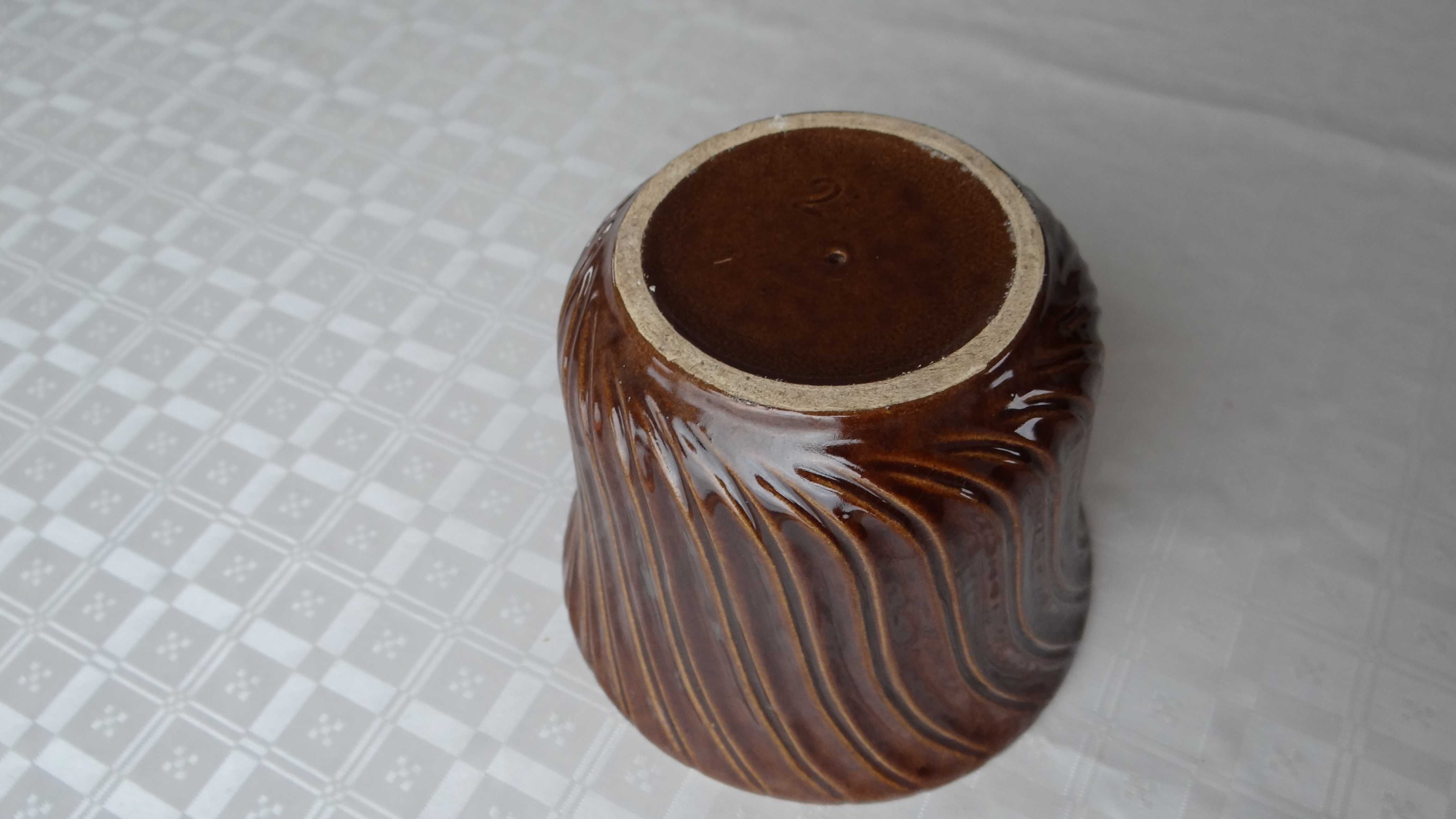 Doniczka ceramiczna w kolorze brązowym