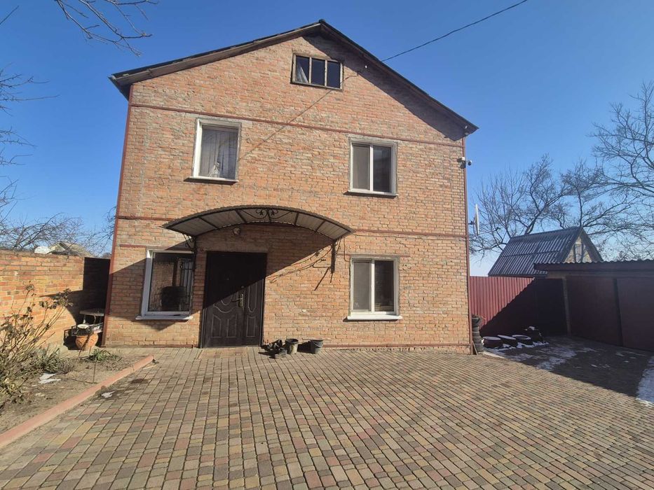 Продам 2-х поверховий будинок в центрі міста