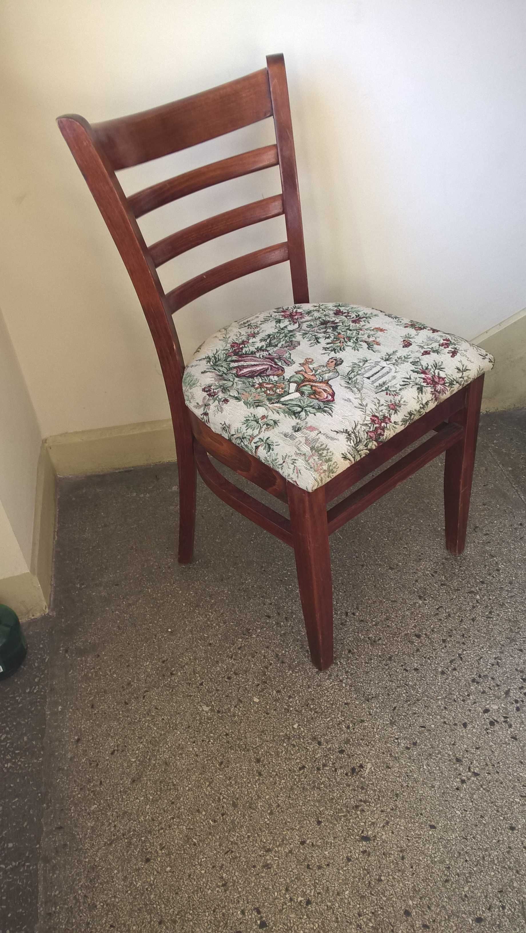 ciemne krzesło tapicerowane  po naprawie  i zmianie tapicerki