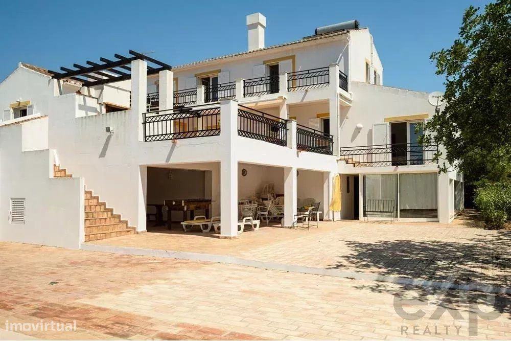 Vende-se Moradia 4+1 com Vista Panorâmica e Terreno Amplo em Estoi, Al