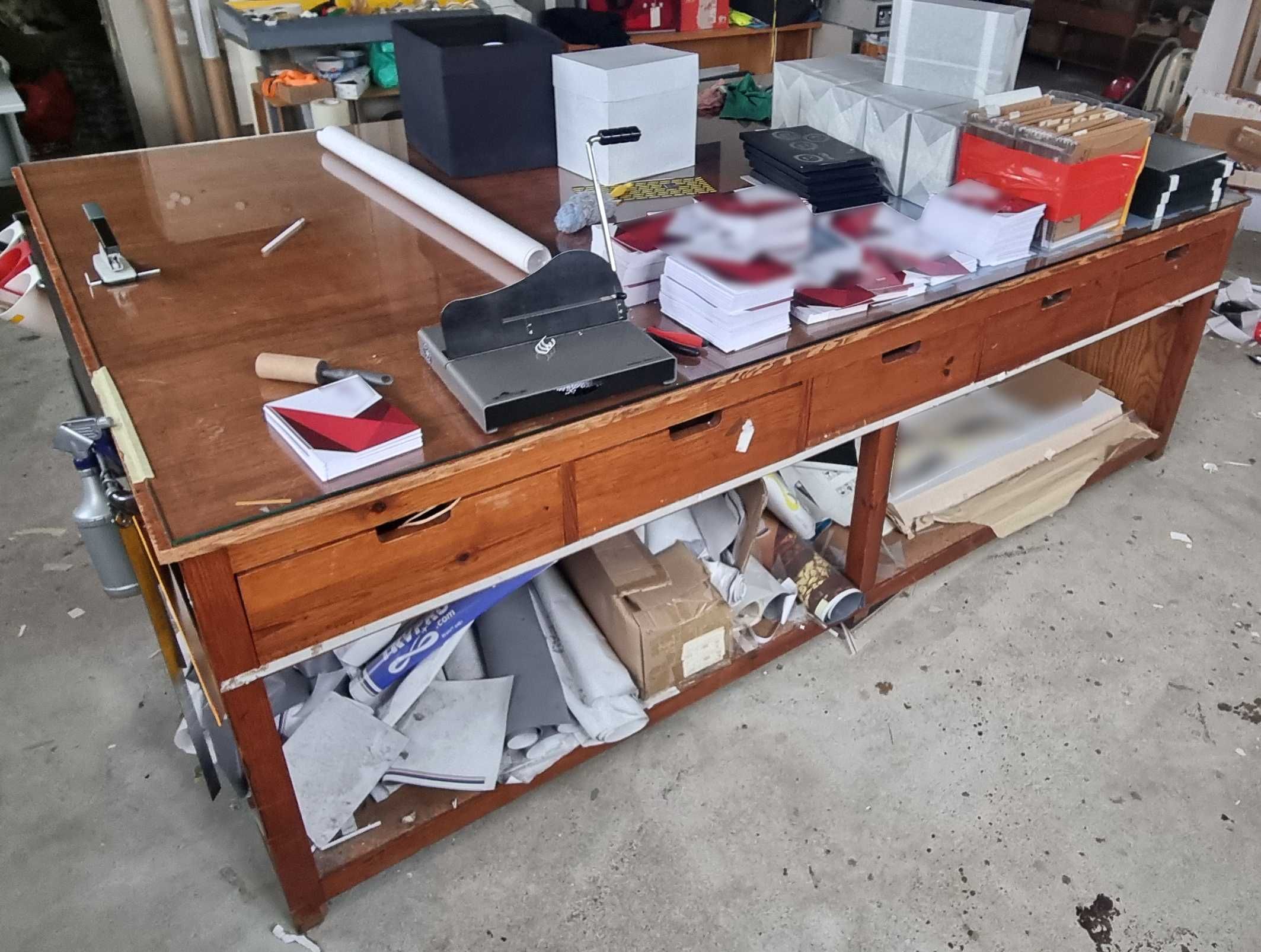 Mesa de acabamentos com tampo de vidro 180X270cm