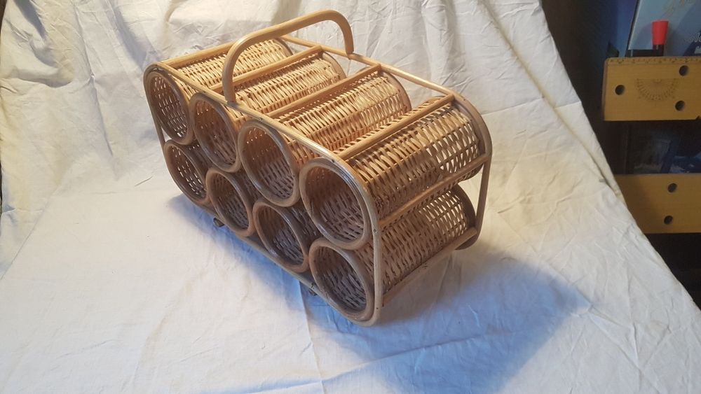 Stojak wiklinowy na wino