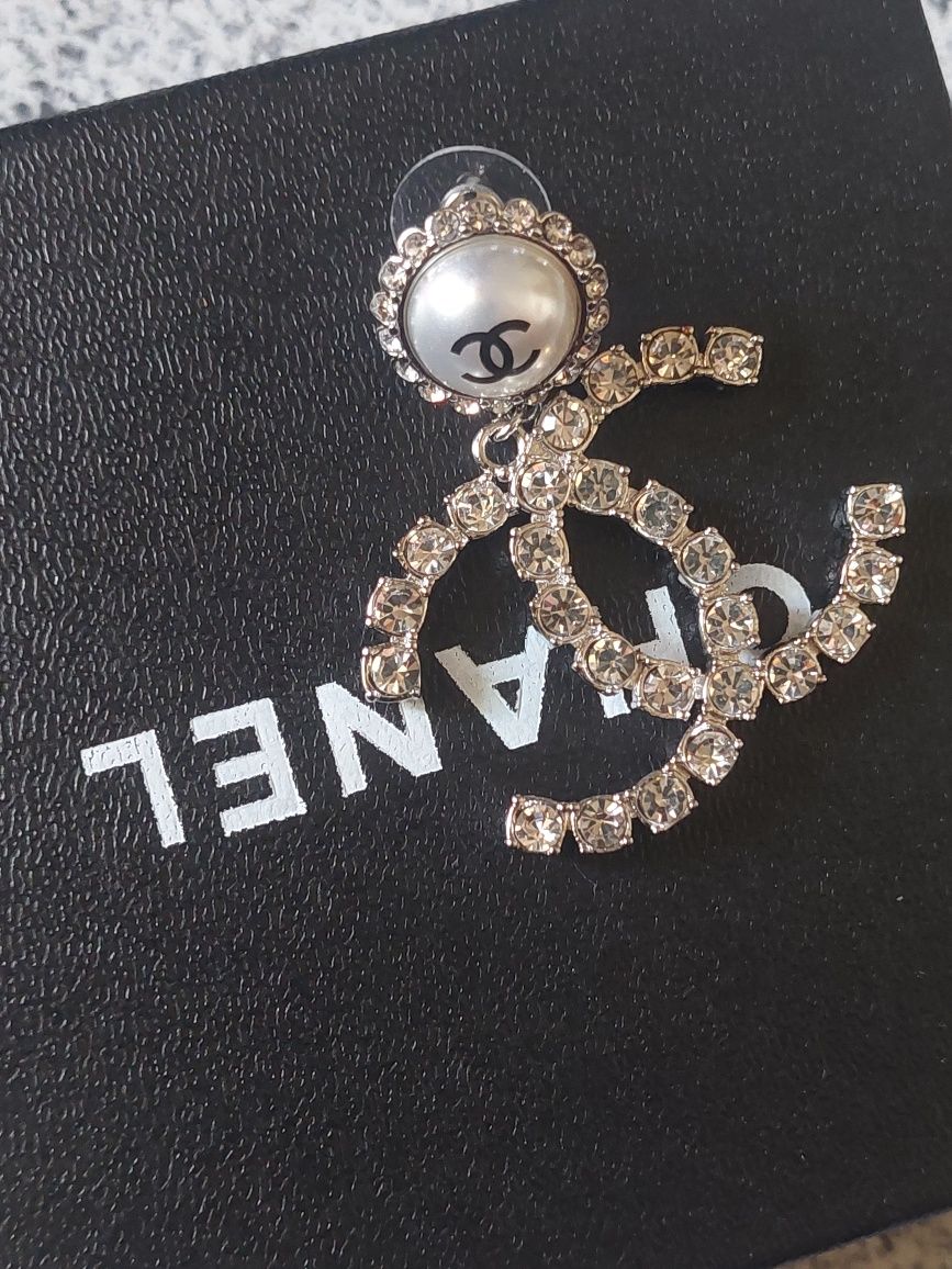 Brincos Chanel: prata
prata + pérola