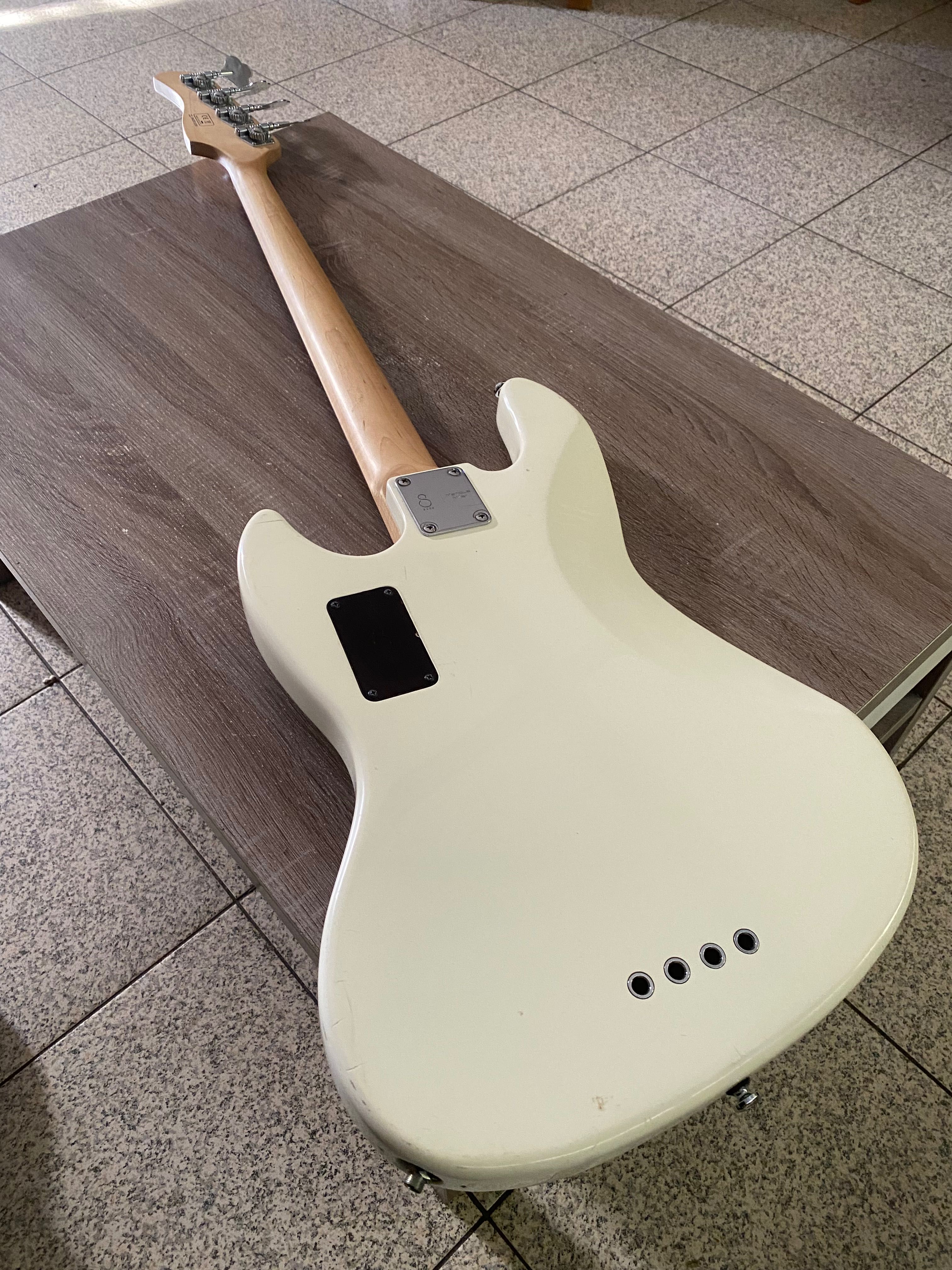Baixo elétrico Marcus Miller v3 AWH 2nd gen