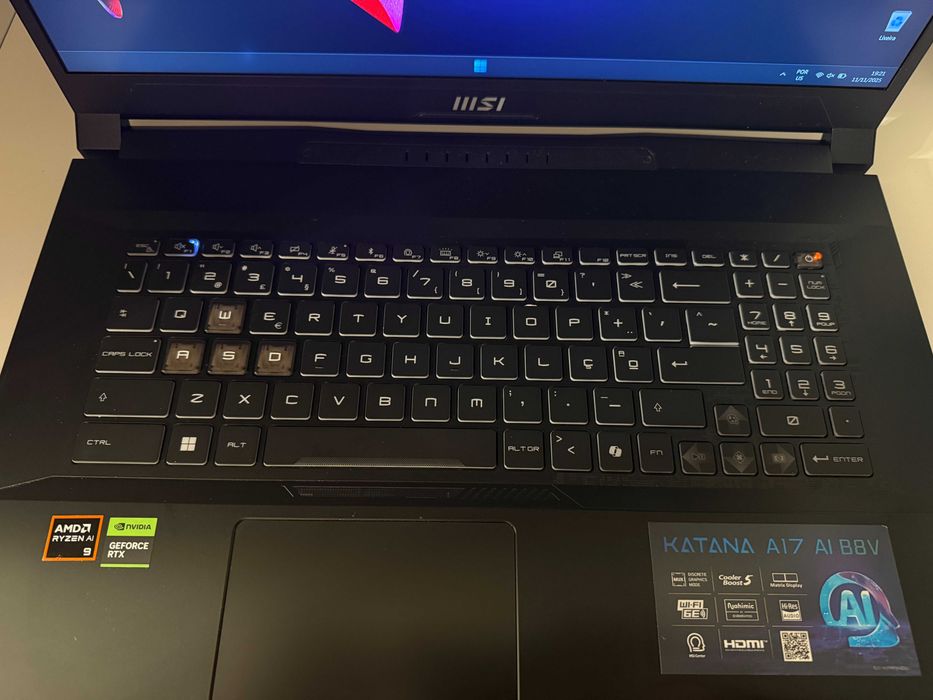 Laptop Portátil MSI 17"- Ryzen 9 AI | RTX4060 8GB | 240hz | 32GB ram