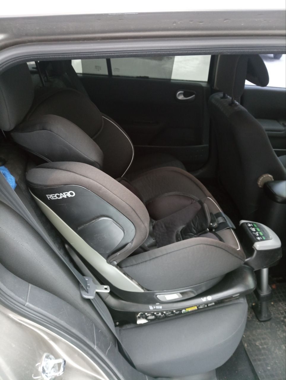 Продам автокрісла recaro zero