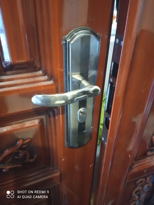 Drzwi wejściowe brązowe retro zdobienia metalowe