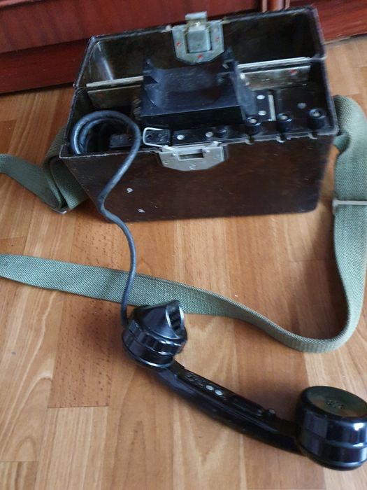 Stary telefon na korpkę