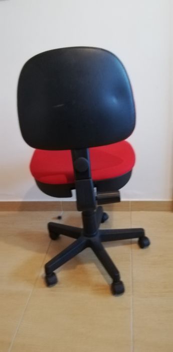 Cadeira giratória em vermelho (4 disponíveis)
