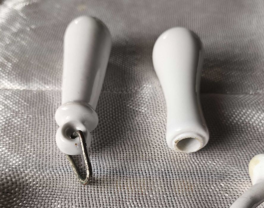 Lote de cabides esmaltados e pegas em louça muito antigo