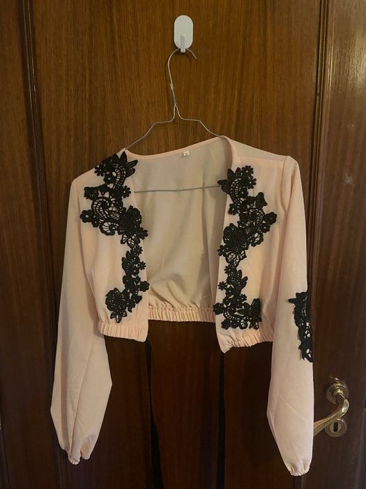 Blusa rosa com bordado preto