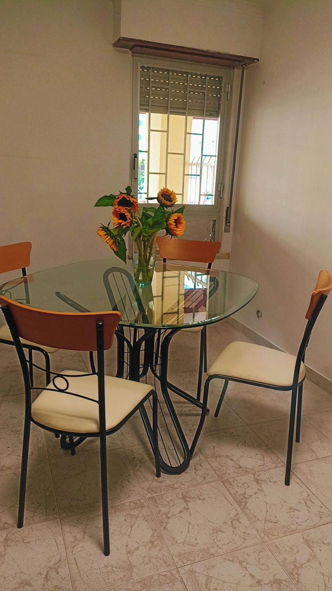 Jogo de mesa com 4 cadeiras