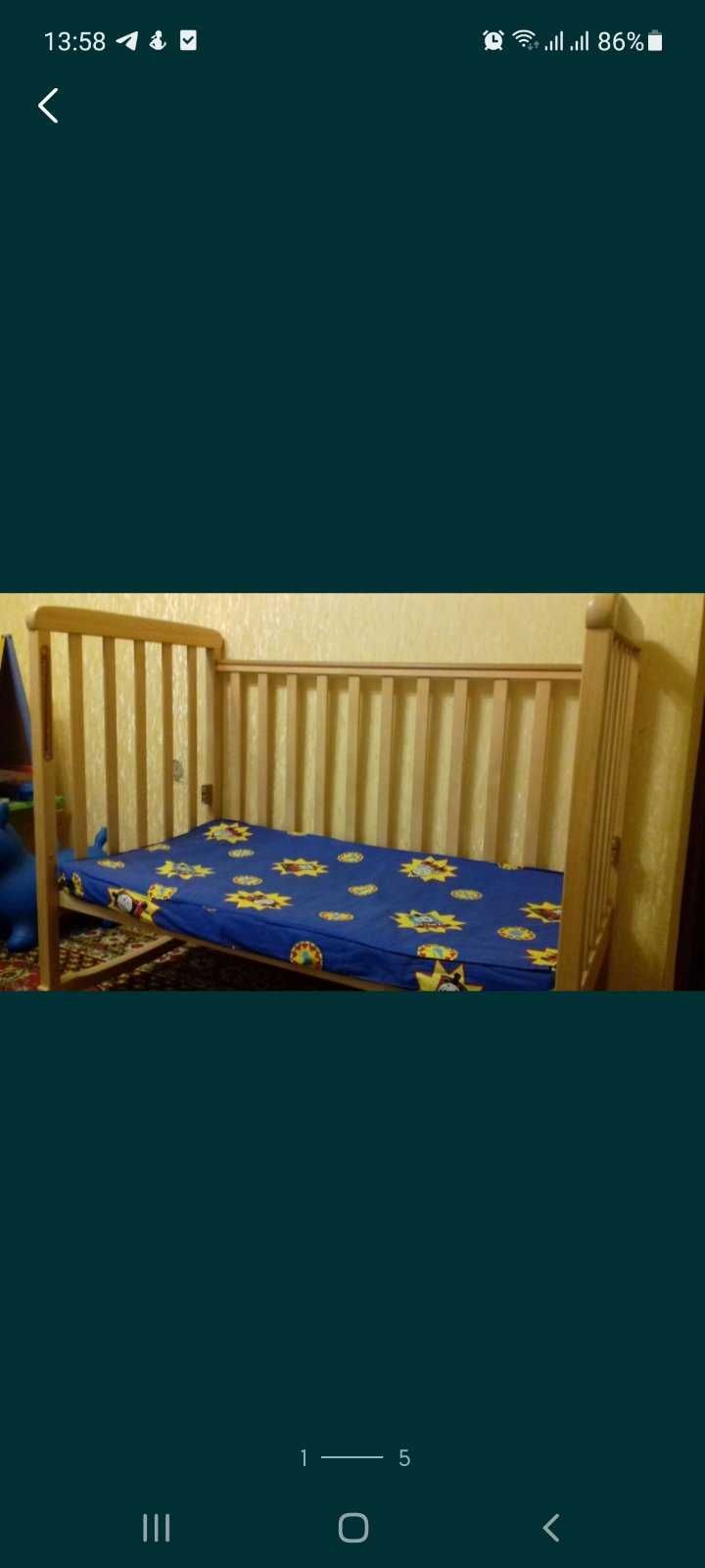 Кроватка детская на колесиках б/ у, в подарок защита