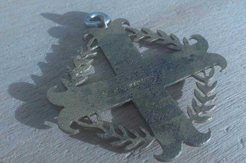 cruz antiga em metal