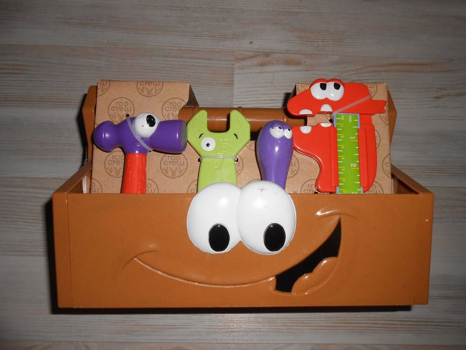 Набори інструментів в ящичках та кухня Roo Crew.