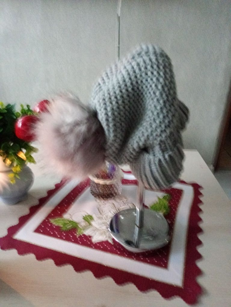 Piękna czapeczka popielata damska długa