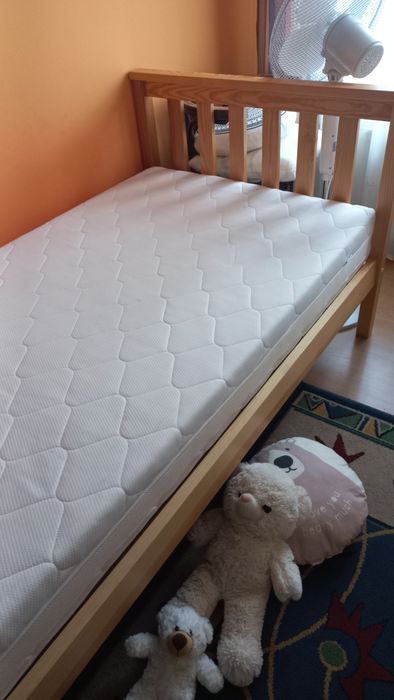 Łóżko drewniane z materacem .