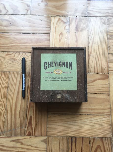 Caixa madeira Chevignon vintage