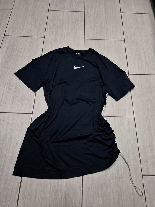 Sukienka Nike regulowana dlugosc