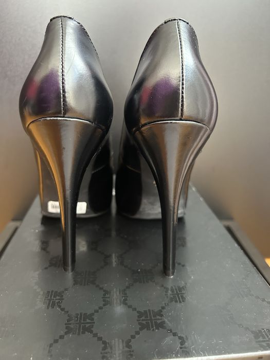 Czarne szpilki Kazar