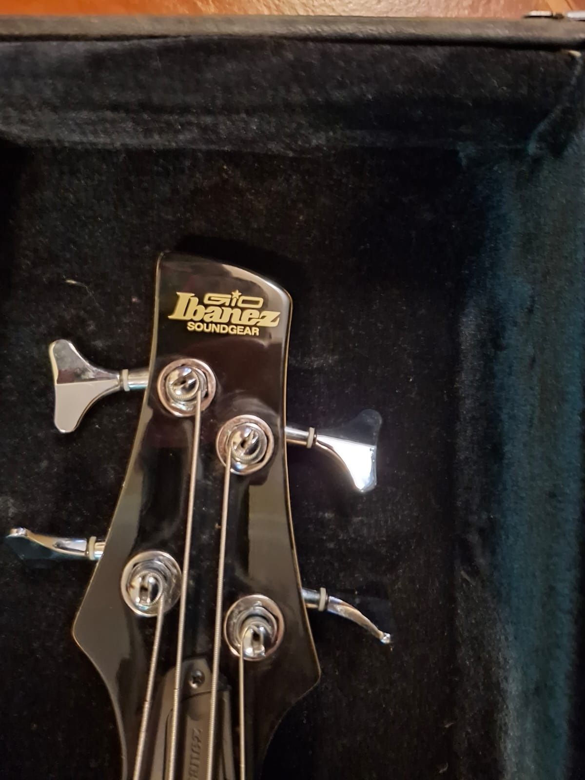 Baixo Ibanez gio novo em case.