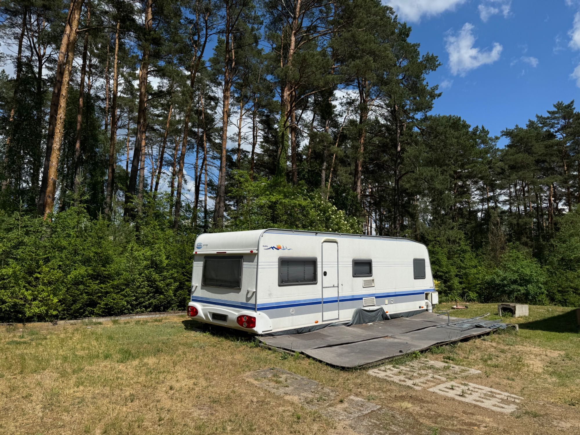 Przyczepa kempingowa 6-osobowa Hobby 650 UMFE z 2003 r.
