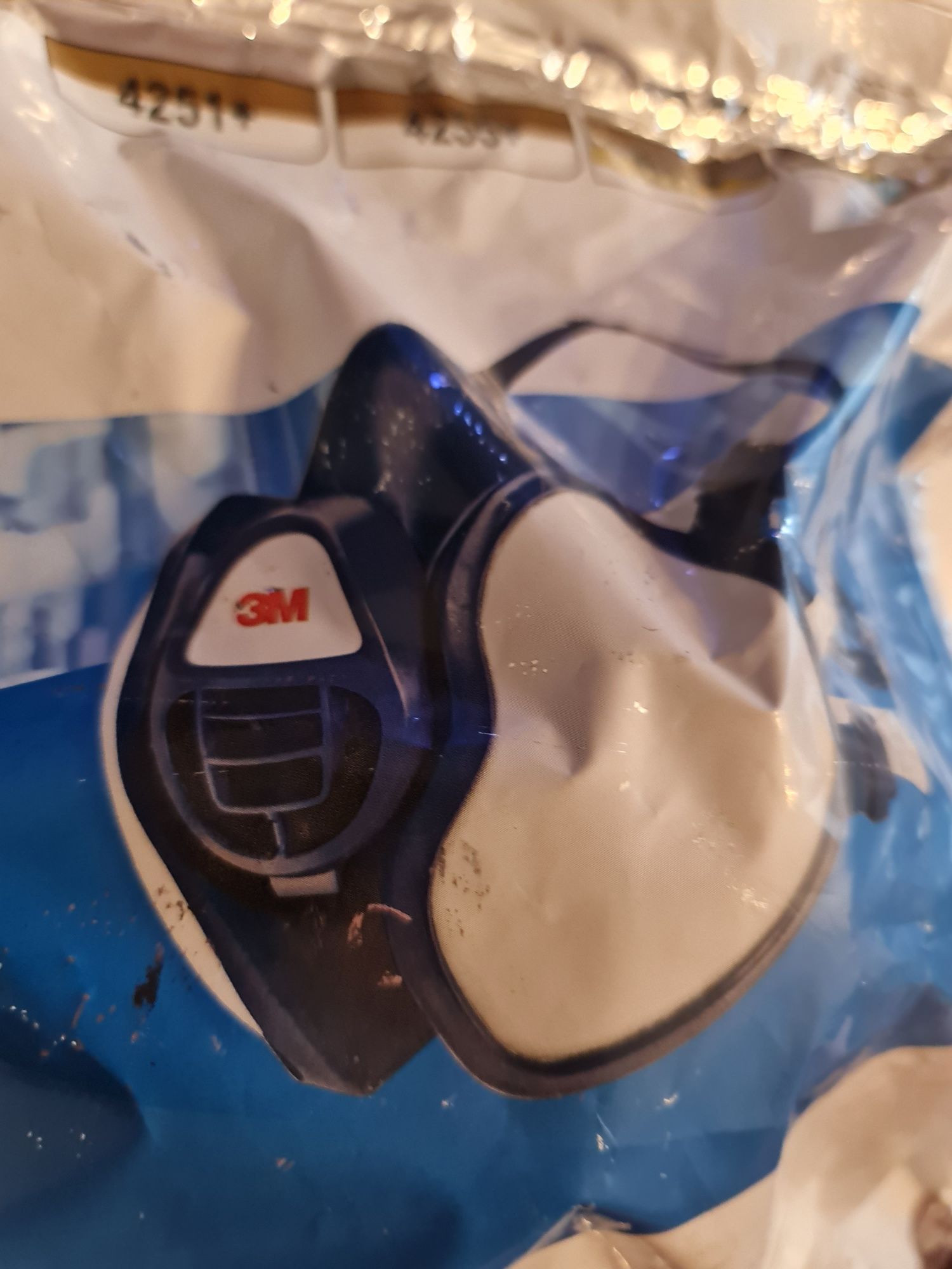 Maska 3M chroni przed gazami oparami i pyłami