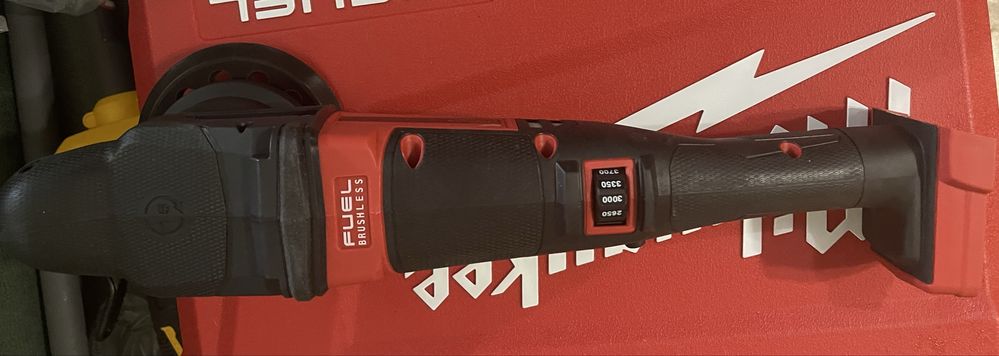 Безщіткова акумуляторна полірувальна машинка Milwaukee 2684
