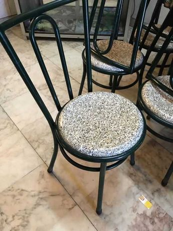 Cadeiras e mesas de café ou restaurante como novas