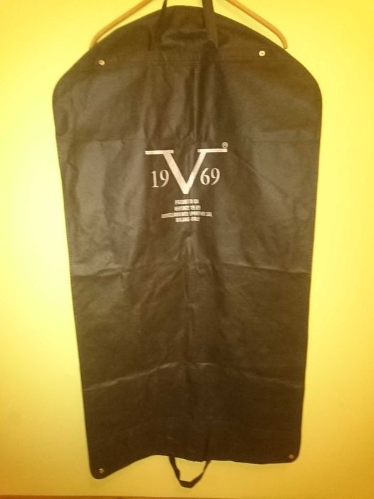 Фирменный чехол VERSACE 19.69  для хранения и транспортировки одежды.