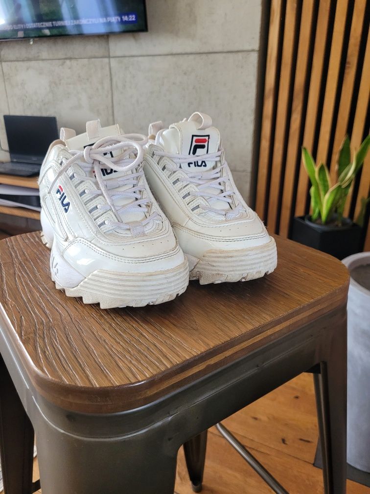 Białe lakierowane sneakersy Fila