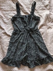 Sukienka w kwiaty h&m letnia z falbanką czarna sukienka krótka mini