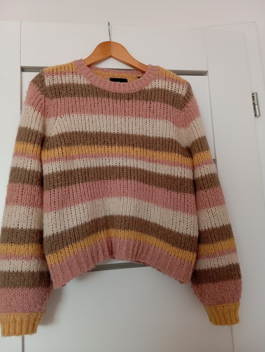 Pastelowy sweter z bufiastymi rękawami model ‘Carmen’ - rozmiar uniwer