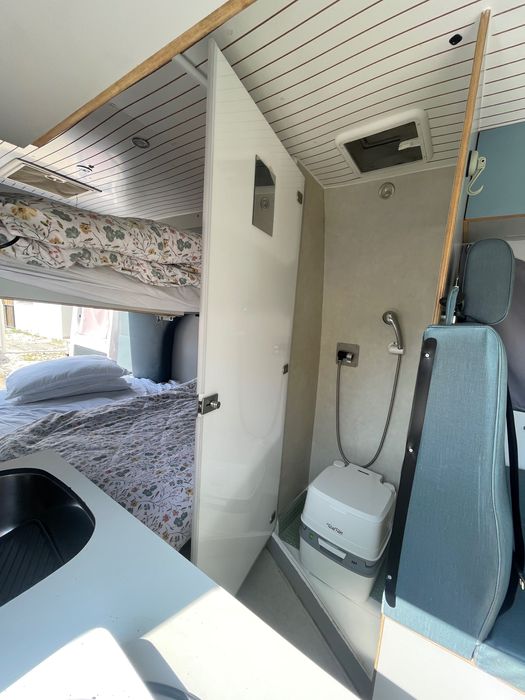 Autocaravana com duas camas de casal e WC