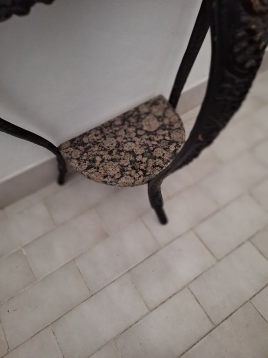 Mesa meia lua em metal e 2 tampos em mármore