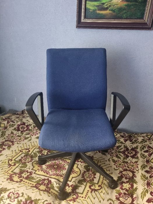 Кресло офисное. С регулировкой спины и высоты.