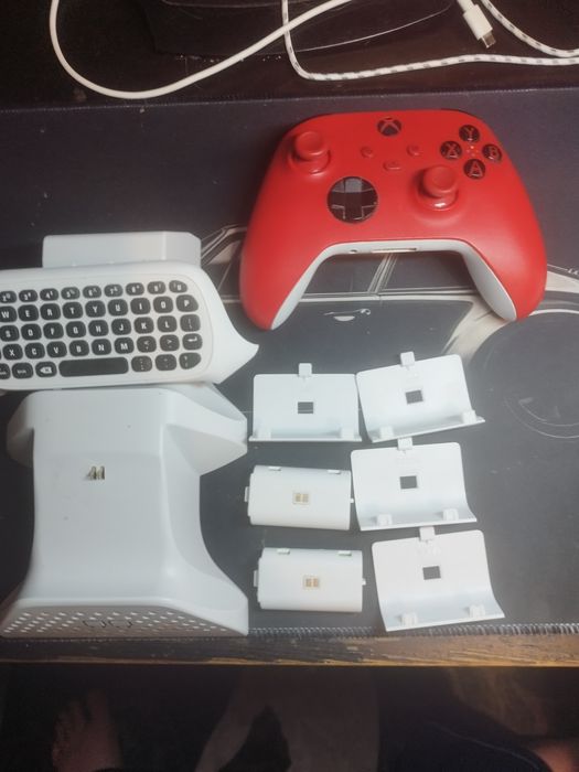 Pad Xbox series + stacja dokująca + klawiatura do pada