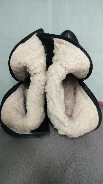 Продаються жіночі зимові ботинки