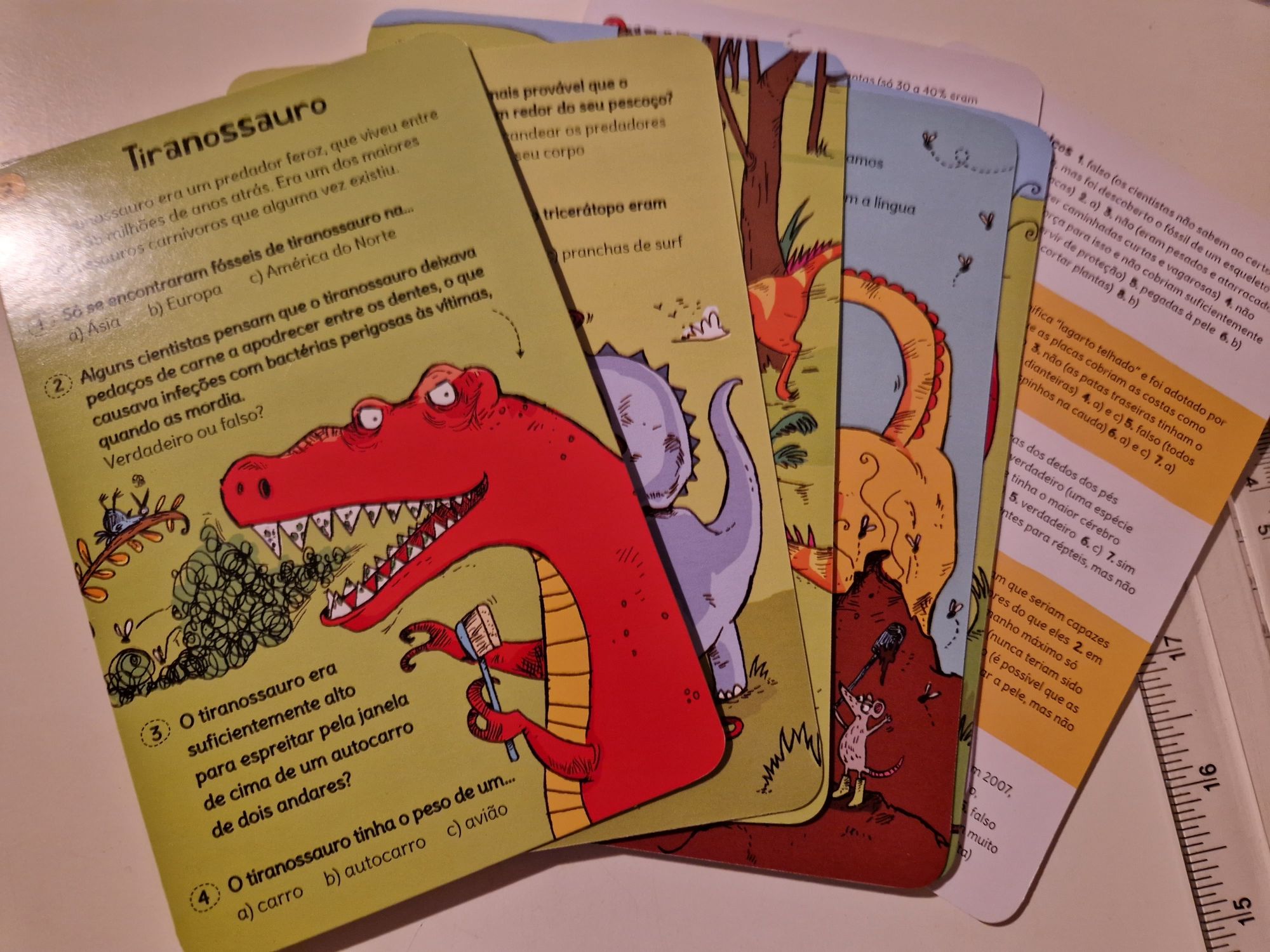 Jogo Pergunta e responde Dinossauros EDICARE