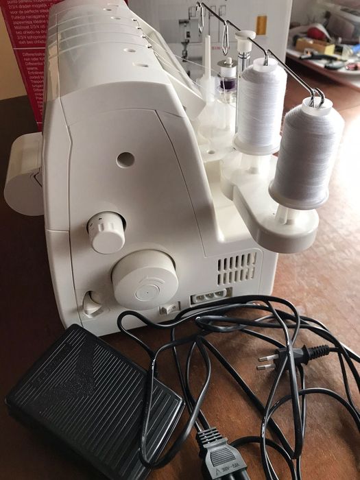 Продам оверлок SINGER S010L