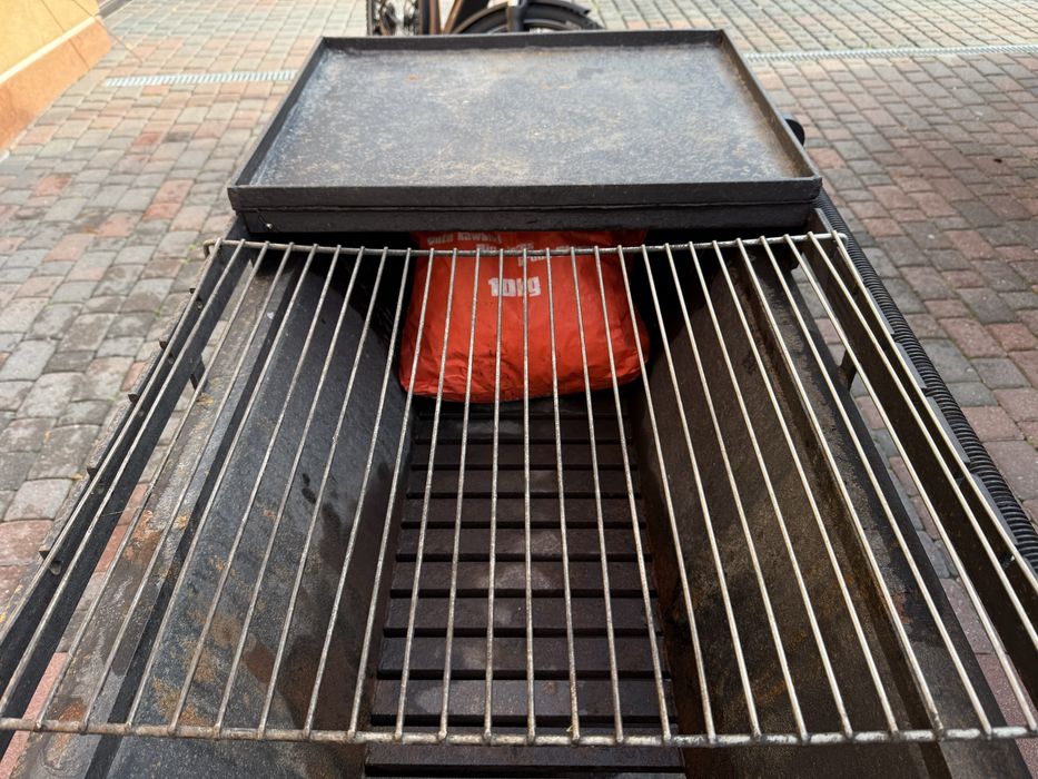 Grill Węglowy w komplecie druty do szszłyka