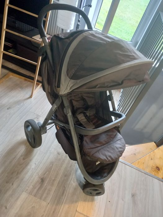 Bardzo fajny wózeczek spacerowy lekki składany firmy joie z daszkiem