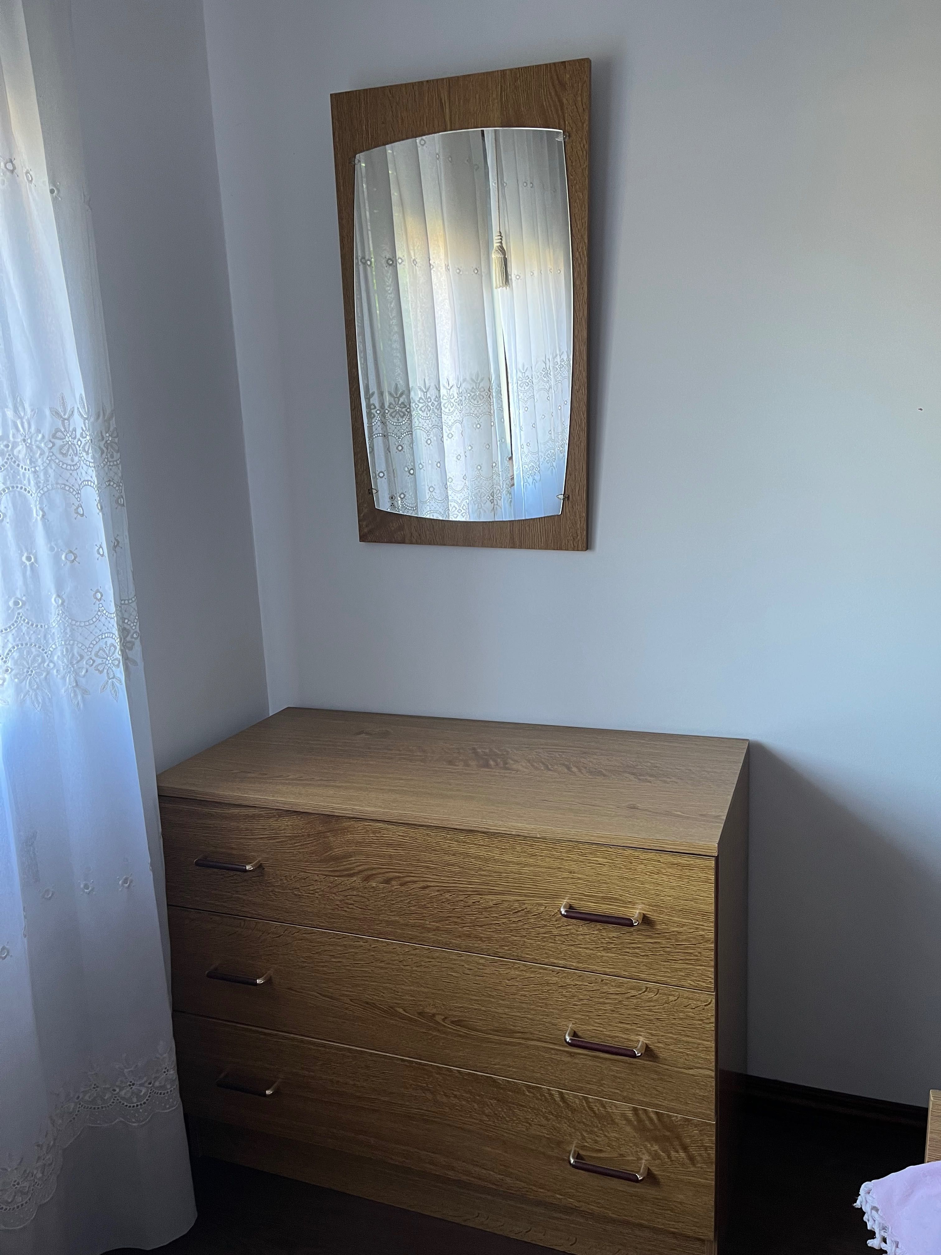 Quarto completo em madeira clara