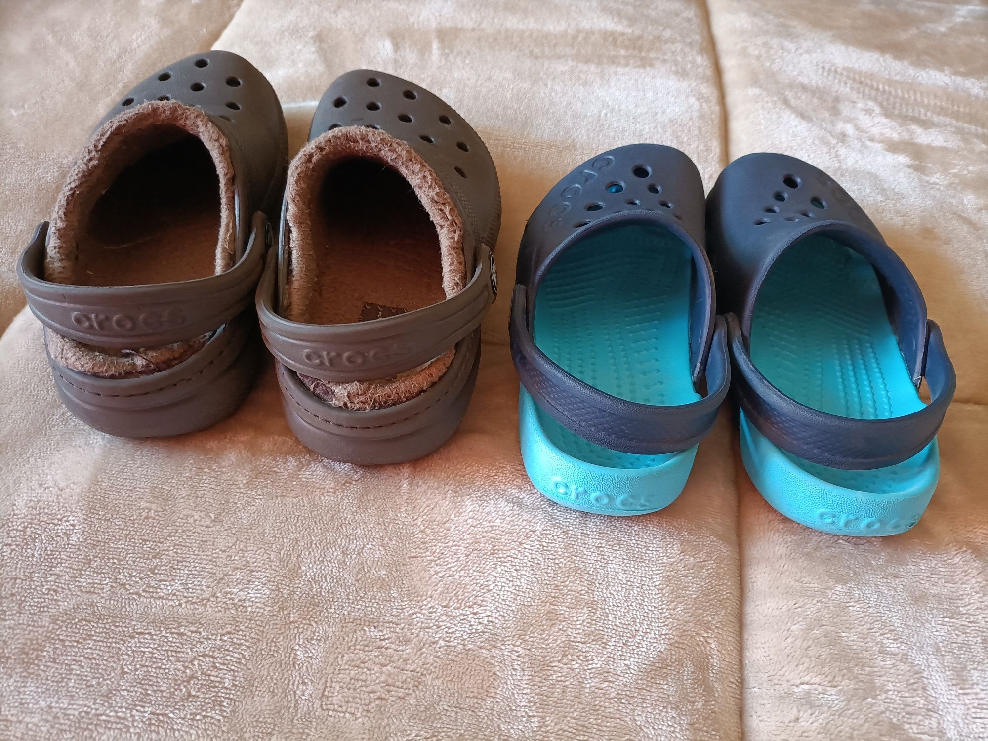 Crocs C9 azuis e castanhas  com pêlo