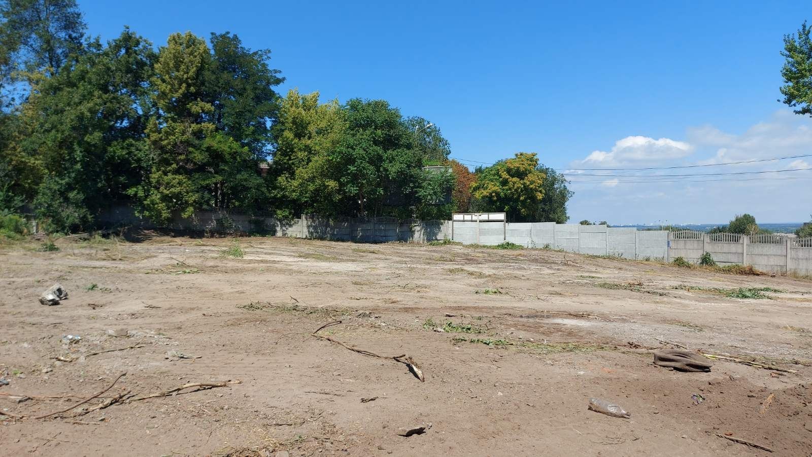Продаж земельної ділянки під комерцію в центрі міста.